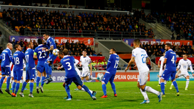 Pemain Italia, Federico Bernardeschi, melepas tendangan bebas ke gawang Liechtenstein. Foto: REUTERS/Arnd Wiegmann