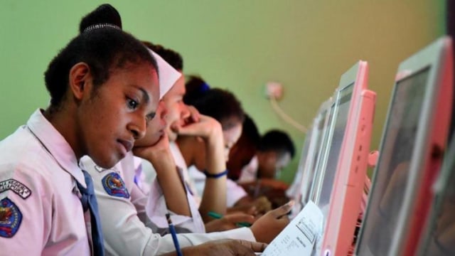 Anak SMA Jayapura Sedang Mengerjakan Ujian