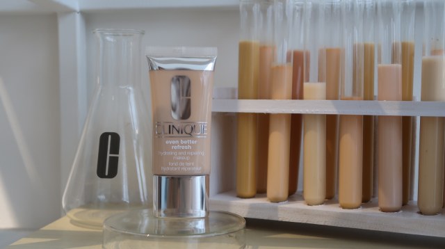Clinique Even Better Fresh, foundation dengan kandungan skincare untuk meratakan warna kulit. Foto: Intan Kemala Sari/kumparan