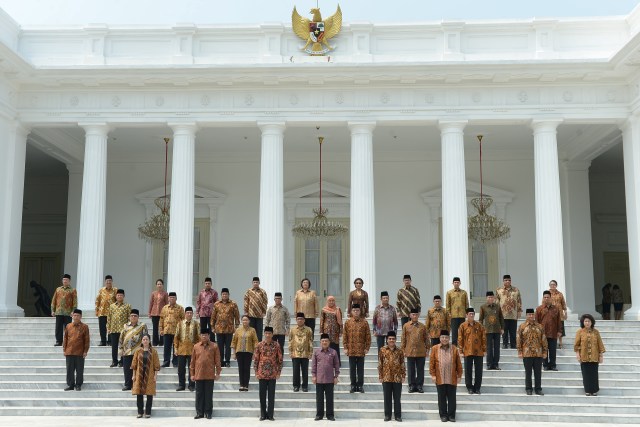 Foto bersama Kabinet Kerja Joko Widodo yang diabadikan pada 27 Oktober 2014. Foto: AFP/ADEK BERRY