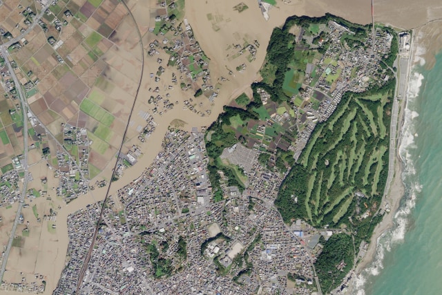 Gambar satelit menunjukkan kondisi di sekitar Sungai Naka setelah Topan Hagibis di Jepang, Minggu (13/10/2019). Foto: Planet Labs Inc. via REUTERS