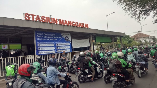 Lalu lintas semrawut di sekitar Stasiun Manggarai, Jakarta Pusat. Foto: Resya Firmansyah/kumparan