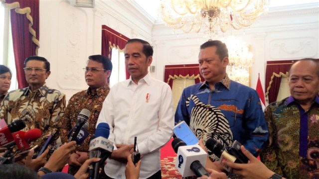 Presiden Joko Widodo (tengah) memberikan keterangan press bersama pimpinan MPR Bambang Soesatyo (kedua kanan). Foto: Fahrian Saleh/kumparan
