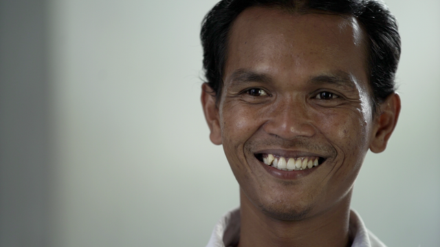 com-Mustofa, satpam pemenang rumah undian Smartfren WOW.
Foto: Dok. Smartfren