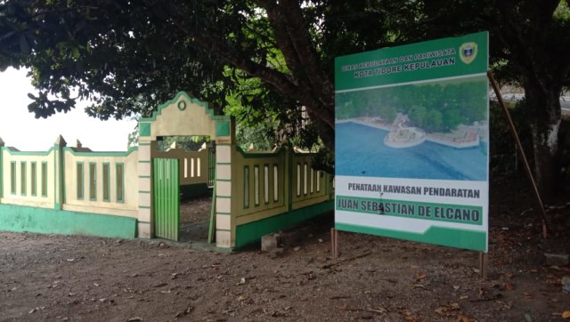 Monumen kedatangan kapal Trinidad dan Victoria, yang merupakan jejak perjalanan pelaut Spanyol pada 500 tahun silam. Lokasinya tak jauh dari tembok benteng. Foto: Nurkholis Lamaau/cermat