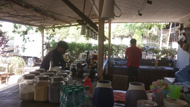 Penampakan kopi omahan yang mengusung konsep etnik di Kepanjen, Kabupaten Malang. Foto: hafis iqbal/tugumalang.id