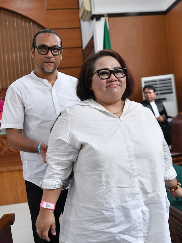 Komedian Nunung (kanan) dan suaminya July Jan Sambiran (kiri) usai menjalani sidang di Pengadilan Negeri Jakarta Selatan.  Foto:  ANTARA FOTO/Sigid Kurniawan 