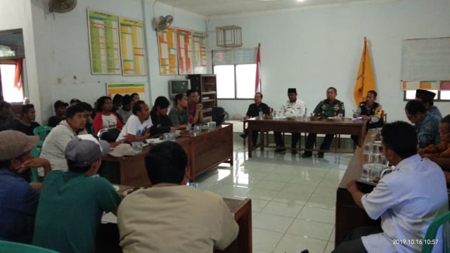 Sejumlah warga beraudiensi di Balai Desa Adisana, Kecamatan Bumiayu, Kabupaten Brebes, Rabu (16/10/19) siang. (Foto: Reza Abineri)