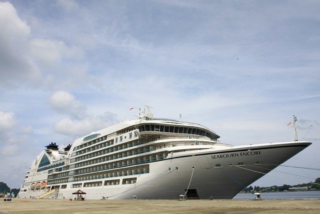 Kapal Pesiar MS Seabourn Encore, saat singgah di Sabang awal 2018. Dok. BPKS Sabang