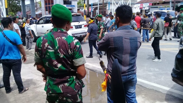 Anggota TNI berjaga usai kelompok masyarakat ricuh di PPU, Kalimatan Timur.  Foto: Dok. Istimewa