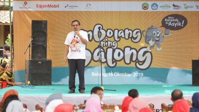 Bupati Blora, Djoko Nugroho saat beri sambutan dalam acara Festival Wisata Edukasi Keramik dengan tajuk “Mbolang ning Balong”, di Desa Balong Kecamatan Jepon Kabupaten Blora. Rabu (16/10/2019)