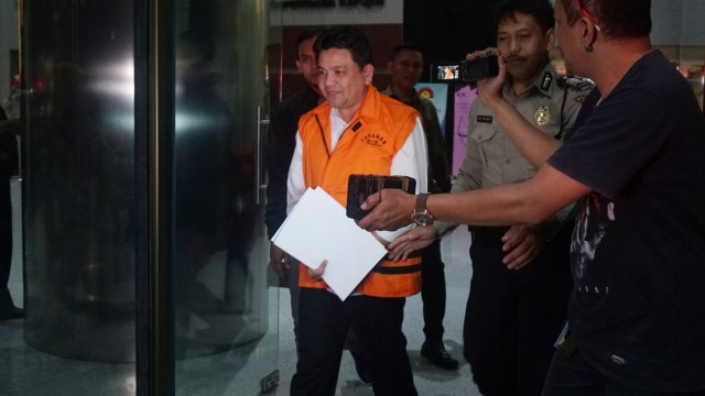 Kepala Balai Pelaksanaan Jalan Nasional (BPJN) XII Balikpapan, Refly Ruddy Tangkere (tengah) memakai rompi oranye usai diperiksa di Gedung KPK, Jakarta, Rabu (16/10). Foto: Irfan Adi Saputra/kumparan