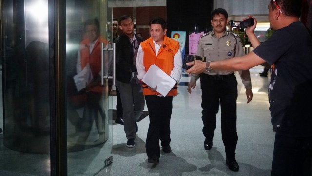 Kepala Balai Pelaksanaan Jalan Nasional (BPJN) XII, Refly Ruddy Tangkere (tengah) memakai rompi oranye usai diperiksa di Gedung KPK, Jakarta, Rabu (16/10). Foto: Irfan Adi Saputra/kumparan