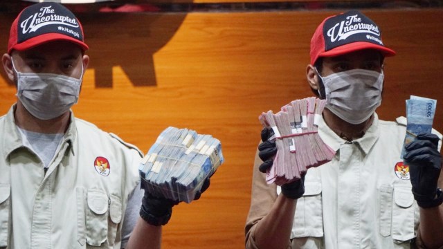 Penyidik KPK menunjukkan barang bukti dalam operasi tangkap tangan (OTT) Wali Kota Medan Dzulmi Eldin di Gedung KPK, Jakarta, Rabu (16/10).  Foto: Irfan Adi Saputra/kumparan 
