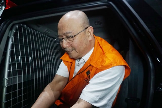 Wali kota Medan Dzulmi Eldin menggunakan rompi oranye usai menjalani pemeriksaan di Gedung KPK, Jakarta. Foto: Irfan Adi Saputra/kumparan