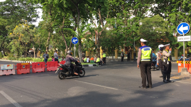 Sejumlah jalan ditutup jelang sidang Gus Nur di PN Surabaya, Kamis (17/10/2019). Foto: Yuana Fatwalloh/kumparan