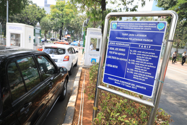 Tarif parkir di Lapangan Parkir IRTI, Monas, Jakarta, Senin (17/10). Foto: Iqbal Firdaus/kumparan