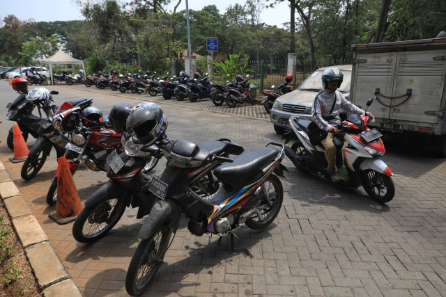 Parkiran motor di Lapangan Parkir IRTI, Monas, Jakarta, Senin (17/10). Foto: Iqbal Firdaus/kumparan