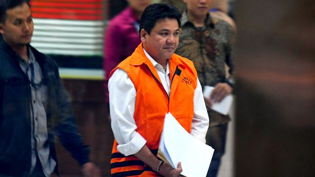 Kepala Balai Pelaksanaan Jalan Nasional (BPJN) Wilayah XII Ditjen Bina Marga Kementerian PUPR Refly Ruddy Tangkere (tengah) berjalan mengenakan rompi tahanan usai menjalani pemeriksaan di Gedung KPK, Jakarta, Rabu (16/10/2019). Foto: ANTARA FOTO/M Risyal Hidayat