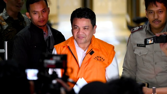 Kepala Balai Pelaksanaan Jalan Nasional (BPJN) Wilayah XII Ditjen Bina Marga Kementerian PUPR Refly Ruddy Tangkere (tengah) berjalan mengenakan rompi tahanan usai menjalani pemeriksaan di Gedung KPK, Jakarta, Rabu (16/10/2019). Foto: ANTARA FOTO/M Risyal Hidayat