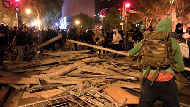 Para pengunjuk rasa saat demonstrasi di Barcelona, Rabu (16/10/2019). Foto: AFP/LLUIS GENE