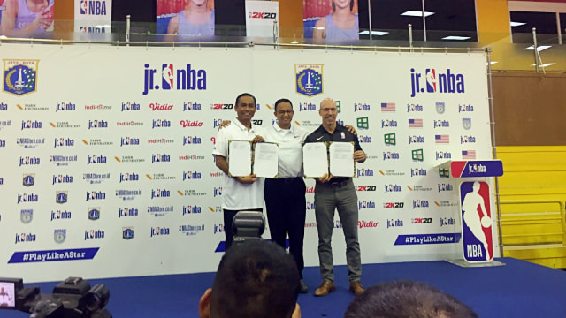 Anies Baswedan dan Scott Levy meresmikan program kerja sama Jr. NBA. Foto: Arif Utama/kumparan