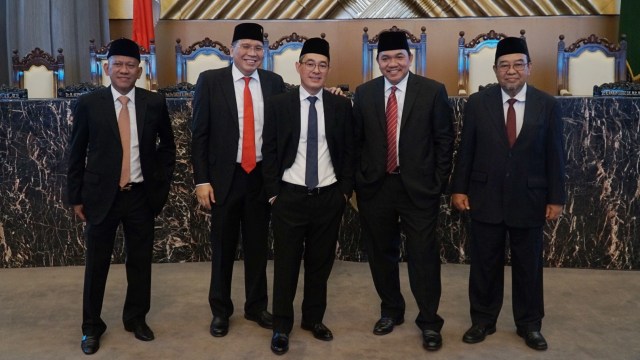 (ki-ka) Anggota BPK 2019-2024, Harry Azhar Azis, Achsanul Qosasih, Daniel Lumban Tobing, Pius Lustrilanang, dan Hendra Susanto berfoto bersama usai pengucapan sumpah jabatan di Kantor Mahkamah Agung, Jakarta, Kamis (17/10/2019). Foto: Jamal Ramadhan/kumparan