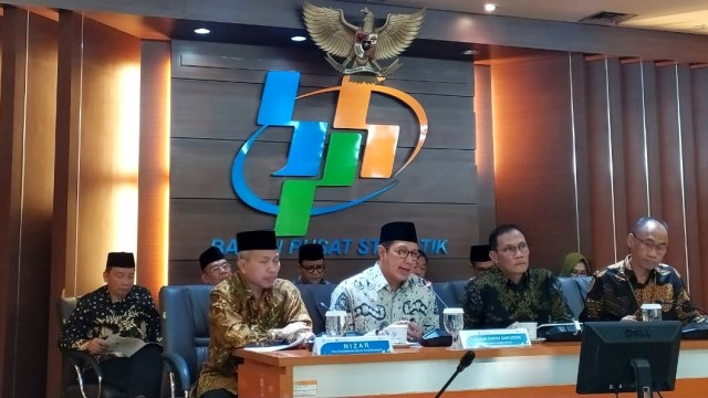 Menteri Agama Lukman Hakim Saifuddin (kedua kiri) dan Kepala BPS Suhariyanto (kedua kanan) dalam konferensi pers Indeks Kepuasan jemaah haji Indonesia di Kantor BPS, Kamis (17/10/2019). Foto: Maulana Ramadhan/kumparan