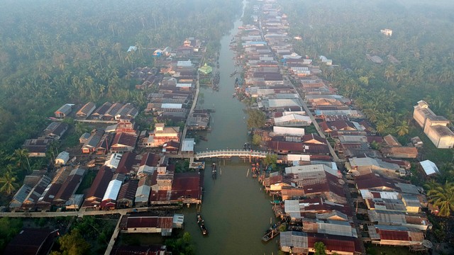 Foto udara kawasan permukiman di Muara Sungai Batanghari, Kuala Jambi, Tanjungjabung Timur, Jambi, Kamis (17/10/2019). Foto: ANTARA FOTO/Wahdi Septiawan