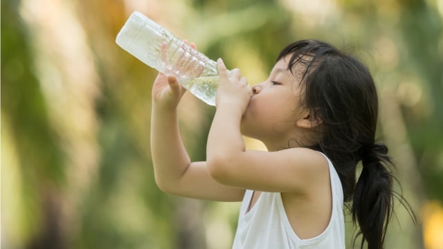 Ilustrasi balita minum air putih. Foto: Shutterstock