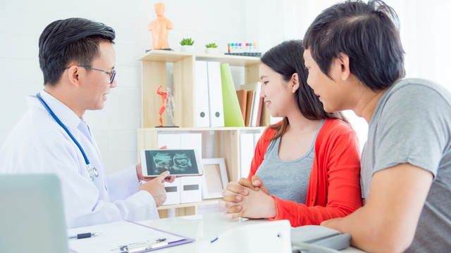 Ibu hamil periksa ke dokter kandungan. Foto: Shutterstock