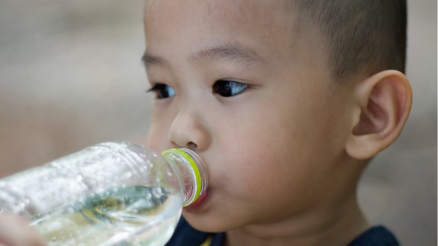 Ilustrasi anak minum. Foto: Shutterstock