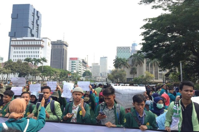 Mahasiswa dari berbagai perguruan tinggi menggelar unjuk rasa di depan Patung Kuda, Jalan Merdeka Barat, Jakarta, Kamis (17/10). Foto: Andesta Herli Wijayakumparan 