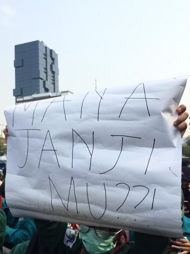 Mahasiswa dari berbagai perguruan tinggi menggelar unjuk rasa di depan Patung Kuda, Jalan Merdeka Barat, Jakarta, Kamis (17/10). Foto: Andesta Herli Wijayakumparan 