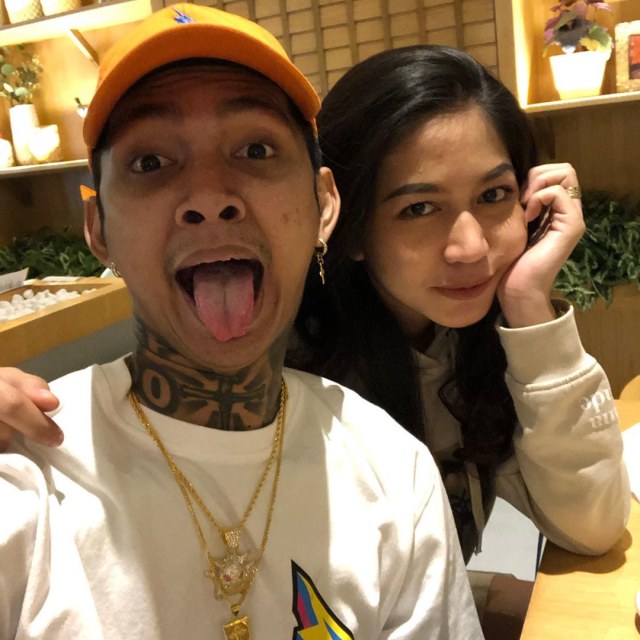 Young Lex dan istrinya, Eriska Alexander. Foto: Instagram @young_lex18