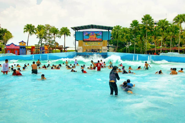 Wahana Tsunami di Hawai Waterpark Malang merupakan salah satu yang paling diminati. 