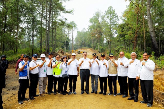 Kementerian Koordinator Bidang Kemaritiman dan Kementerian Pariwisata melakukan peletakan batu pertama pembangunan Toba Caldera Resort, kawasan pariwisata baru di Danau Toba, Sumatra Utara, Senin (14/10/2019). Foto: Dok. Biro Perencanaan dan Informasi Kementerian Koordinator Bidang Kemaritiman