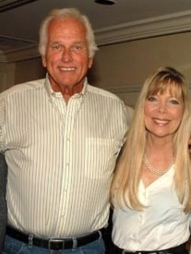 Ron Ely bersama Istrinya Valerie Lundeen Ely. Foto: Facebook/Graeme A Sewell