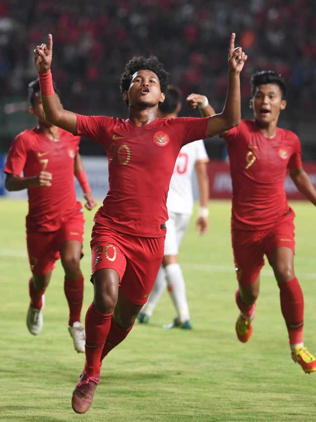 Selebrasi pemain timnas Indonesia U-19 Bagus Kahfi usai mencetak gol ke gawang timnas China U-19 di Gelora Bung Tomo, Surabaya, Jawa Timur, Kamis (17/10/2019). Foto: ANTARA FOTO/Zabur Karuru