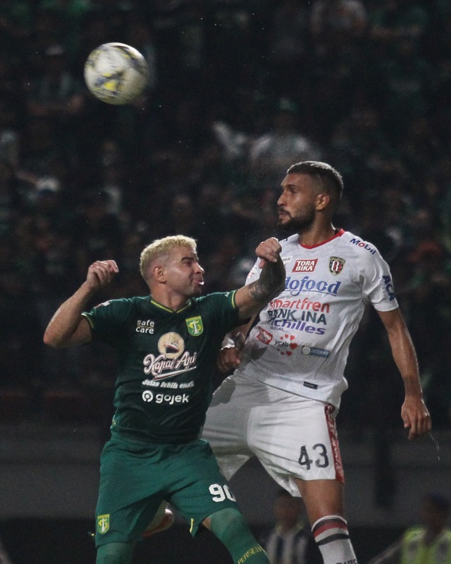 Pemain Persebaya berduel dengan Bali United. Foto: ANTARA FOTO/Moch Asim