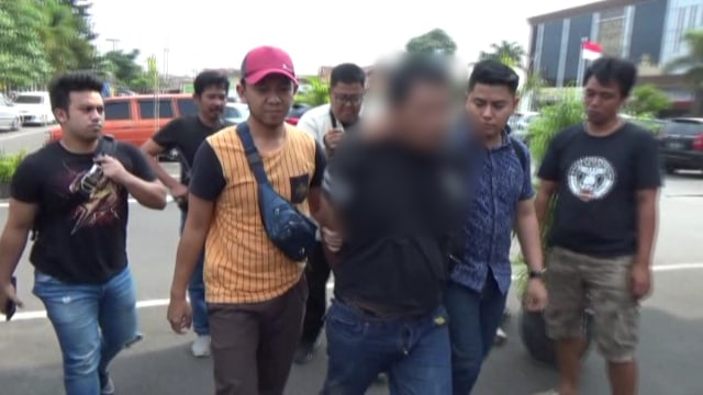 Hermansyah (31) saat digelandang ke Mapolresta Bandar Lampung, Kamis (17/10) | Foto : Ist.
