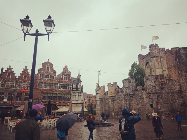 Di dekat  Kastil Gravensteen, berdiri tiga lampu yang jika tombolnya dinyalakan selama 30 detik menandakan seorang bayi telah lahir di Kota Gent. Foto: Daniel Chrisendo/kumparan