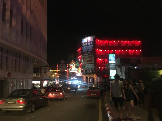 Suasana malam kawasan Jonker Street 