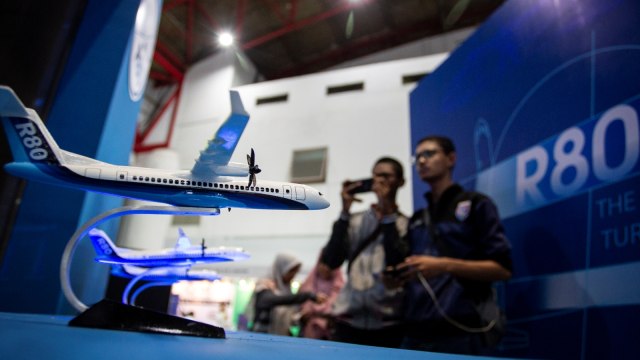 Pengunjung mengamati miniatur pesawat R80 yang dipamerkan dalam Orbit Habibie Festival di JIExpo Kemayoran, Jakarta, Kamis (17/10/2019). Foto: ANTARA FOTO/Dhemas Reviyanto