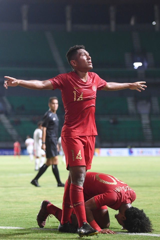 Pesepak bola Indonesia U-19 Muhammad Fajar Fathur Rachman (kiri) dan Amiruddin Bagus Kahfi (kanan) melakukan selebrasi usai mencetak gol ke gawang China. Foto: ANTARA FOTO/Zabur Karuru