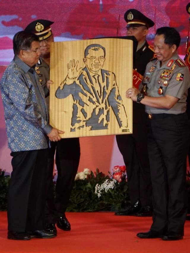 Wakil Presiden Republik Indonesia Jusuf Kalla menerima cinderamata saat Tradisi Pengantar Purna Tugas di Auditorium Mutiara PTIK-STIK, Jakarta, Jumat (18/10/2019). Foto: Irfan Adi Saputra/kumparan