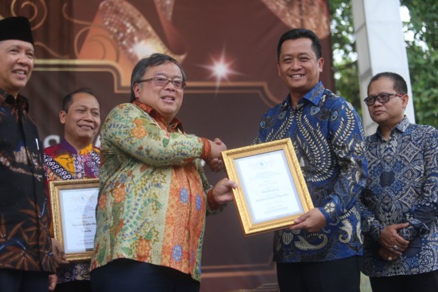 Sekretariat Daerah Kota Bandung, Ema Sumarna Menerima penghargaan Bhumandala Award Kategori Inovasi terbaik dalam Pemanfaatan Informasi Geospasial Oleh Badan Informasi Geospasial (BIG).Foto:Humasbdg