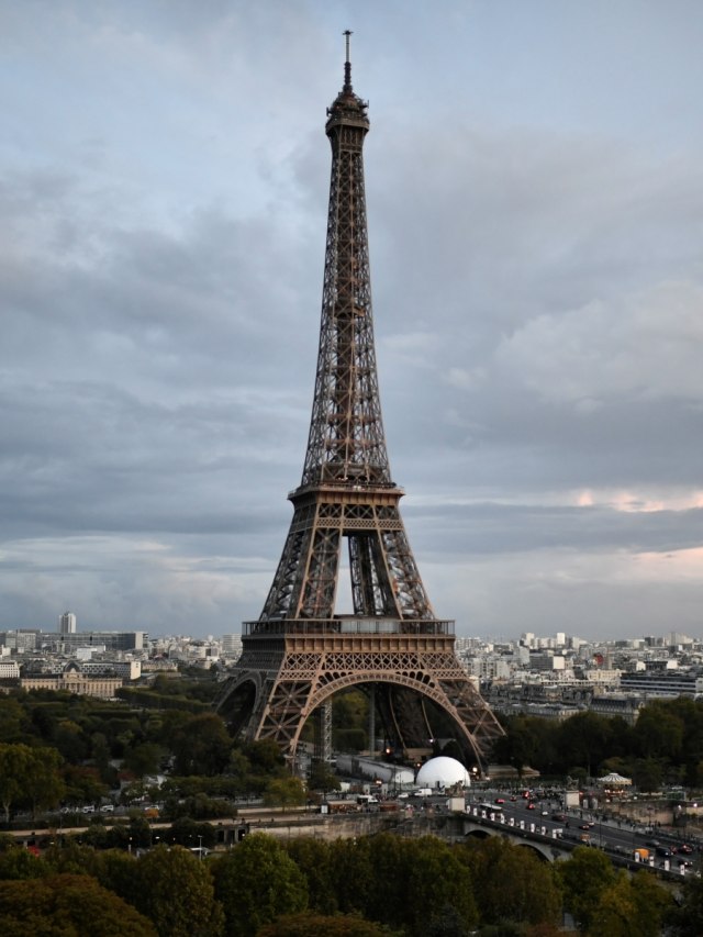 Menara Eiffel. Foto: AFP/STEPHANE DE SAKUTIN 