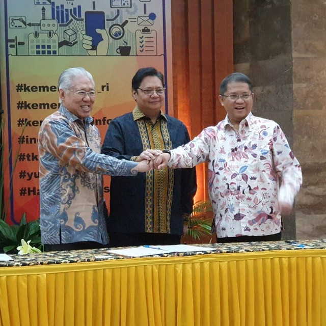 Menteri Perdagangan Enggartiasto Lukita, Menteri Perindustrian Airlangga Hartarto, dan Menteri Komunikasi dan Informatika Rudiantara tanda tangani aturan IMEI. Foto: Bianda Ludwianto/kumparan