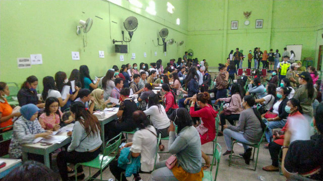 Penutupan Lokalisasi Sunan Kuning Semarang, para PSK menerima buju tabungan yang berisi uang ganti rugi dari Pemkot Semarang. Foto: Afiati Tsalitsati/kumparan